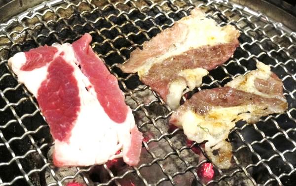 碳味亭和牛炭火燒肉：（台南。新營區美食）『碳味亭』和牛炭火燒肉 專賣。快來跟著巨鼠到新營，進行一趟頂級和牛探索之旅!