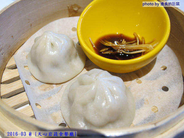 天心岩蔬食餐廳：（台南。南區美食）『天心岩蔬食餐廳』精緻不凡的蔬食吃到飽。用獨出心裁的料理手法，顛覆您對素食的刻板印象！一起來健康吃蔬食，開心享受美食饗宴吧～