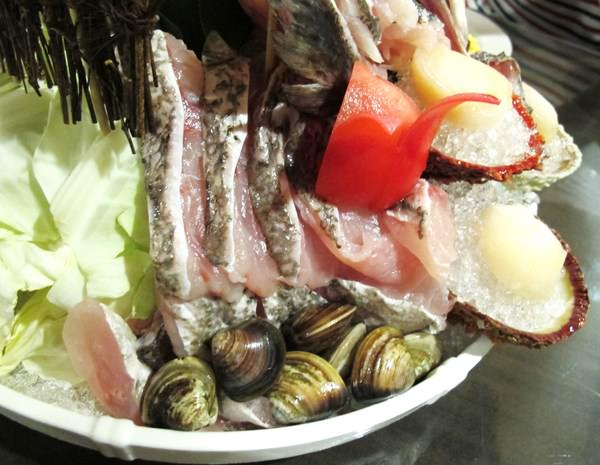 川頁日本料理：（台南。中西區美食）『川頁 串燒丼飯居酒屋』武聖夜市附近的鮮食鮮感受。視覺饗宴的海鮮鍋．用料新鮮又美味。