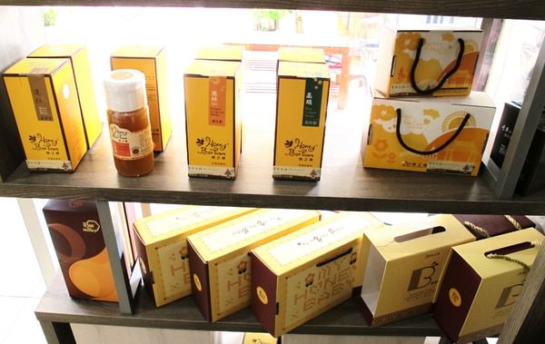 蜜田本舖：（台南。中西區美食）『蜜田本舖』來自花蓮的好蜜。各式蜂蜜“蜜田”包。蜜香蛋糕餅乾“蜜田”有。甜蜜在心的好味道！