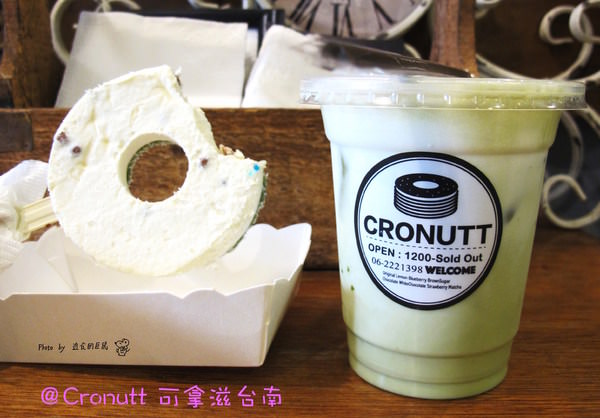 Cronutt 可拿滋(台南府前店)：（台南。中西區美食）『Cronutt 可拿滋』台南火紅造型甜甜圈。酥鬆可頌甜甜圈，外酥內軟，美味甜蜜。每日限定卡通造型，熱情販賣中！ 神奇寶貝球～我來了！