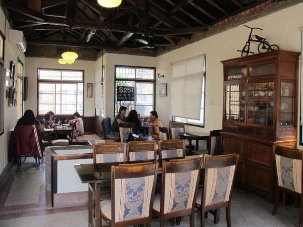 鹿角枝咖啡：台南老屋餐廳『鹿角枝』~ 悠閒的早午餐  享受綠的陪伴