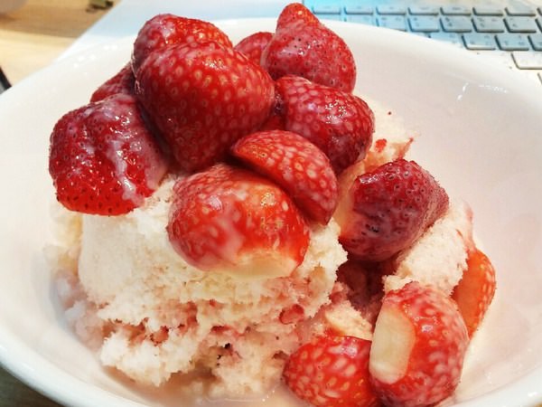 冰鄉：（台南。中西區美食）『冰鄉』季節限定_草莓牛奶冰。嬌豔欲滴的好滋味～