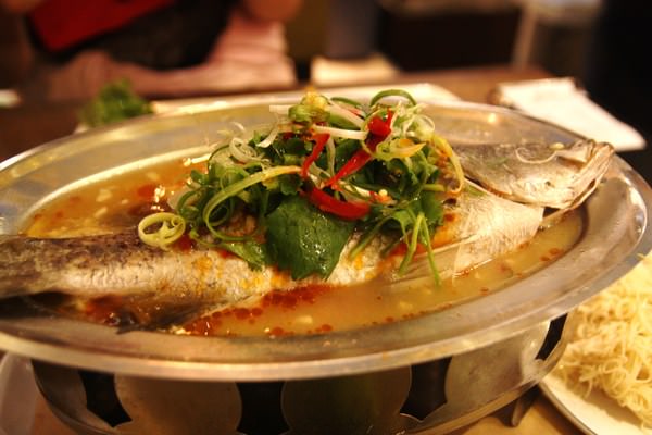 夢東籬(永華店)：(台南。安平區美食){夢東籬(永華店)}咱們來去台南古城牆邊.在藍天白雲下.吃飯吧！（白飯。麻油麵線。附餐飲料。無限供應！）