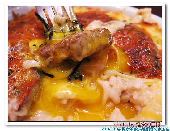 提摩希歐式餐坊(台南東安店)：（台南。東區美食）提摩希歐式連鎖餐坊東安店 / 可愛熊熊玩偶餐廳。提供平價健康低油的美味餐點。『奶濃畢卡達豬排義大利麵』豬排香酥不油膩，口感獨特略帶甜味。