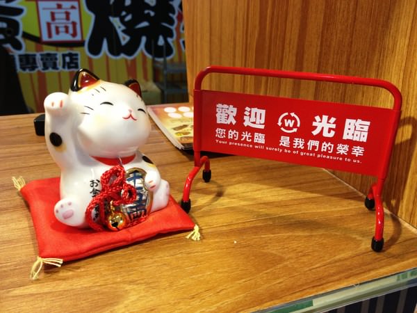 雞蛋發高燒：（台南。東區美食）『雞蛋發高燒』台南青年路火車平交道旁。現烤蜂蜜雞蛋糕。外酥內綿密。