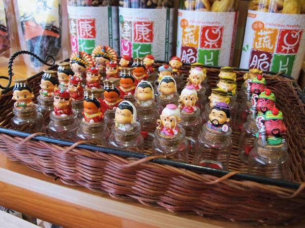 吳萬春蜜餞(武廟店)：（台南。中西區伴手禮）『吳萬春蜜餞』傳承府城的好味道。酸鹹甜的懷舊滋味。