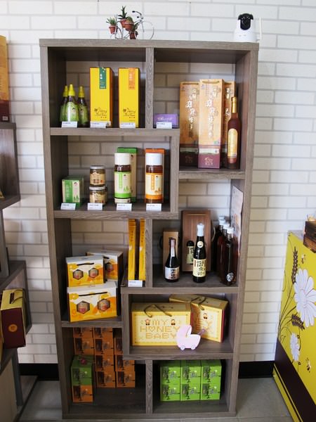 蜜田本舖：（台南。中西區美食）『蜜田本舖』來自花蓮的好蜜。各式蜂蜜“蜜田”包。蜜香蛋糕餅乾“蜜田”有。甜蜜在心的好味道！