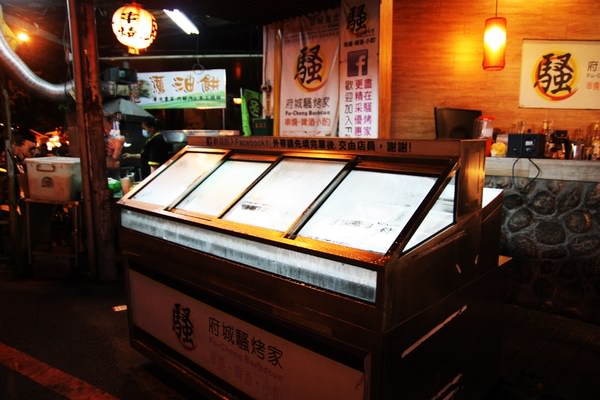 府城騷烤家：(台南。東區美食）『府城騷烤家』夜晚聚餐小酌好去處。平價小炒燒烤。