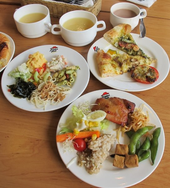 Pizza Hut  必勝客歡樂吧(台南成大店)：『Pizza吃到飽！必勝客歡樂吧義大利香料季』