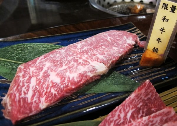 碳味亭和牛炭火燒肉：（台南。新營區美食）『碳味亭』和牛炭火燒肉 專賣。快來跟著巨鼠到新營，進行一趟頂級和牛探索之旅!