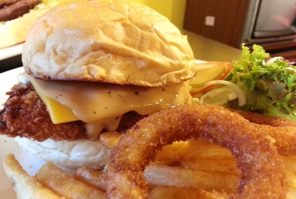 美式餐廳AJ Burger：台南成大學區的美式漢堡店『美式餐廳AJ Burger』