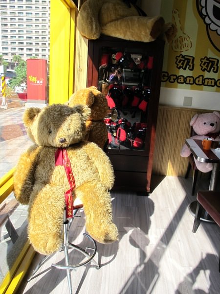 奶奶的熊熊：（台南。安平區美食）『奶奶的熊熊』台南親子餐廳。熊熊餐廳。平價。大份量。副餐無限續加。