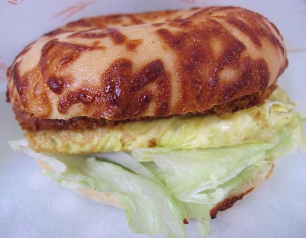五妃三明治：（台南。中西區美食）『五妃三明治』台南平價又美味的早餐。薯餅起士蛋餅＿好好吃。起士鱈魚蛋堡＿營養滿分。
