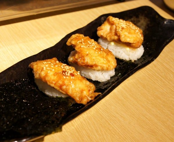 富士山龍 フジヤマドラコン(台灣內湖店)：(台北。內湖區美食) 『富士山龍』日本職人熱情延燒，一手燒肉一手角嗨跟著巨鼠體驗日本道地居酒屋的豐沛能量吧！！
