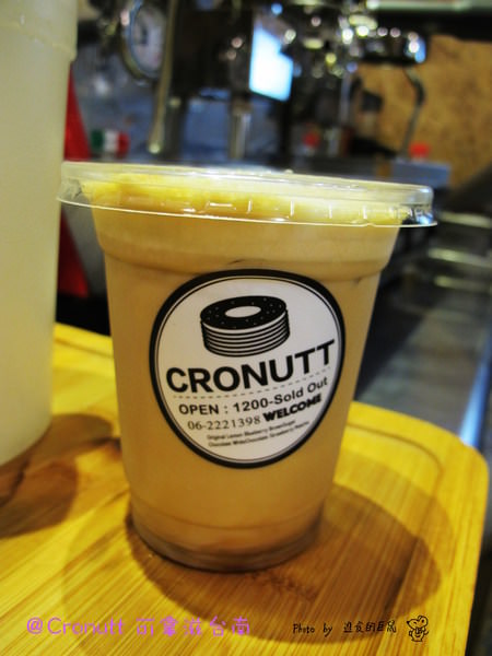 Cronutt 可拿滋(台南府前店)：（台南。中西區美食）『Cronutt 可拿滋』台南火紅造型甜甜圈。酥鬆可頌甜甜圈，外酥內軟，美味甜蜜。每日限定卡通造型，熱情販賣中！ 神奇寶貝球～我來了！