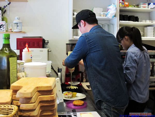 Curry+ Kitchen 誠欣廚房：（台南。安平區美食）『誠欣廚房 Curry+ Kitchen 』運河旁的 寵物友善餐廳。平價美味大份量的早午餐。鬆餅酥脆可口。自製果醬甜如蜜，看得到整顆草莓呢！