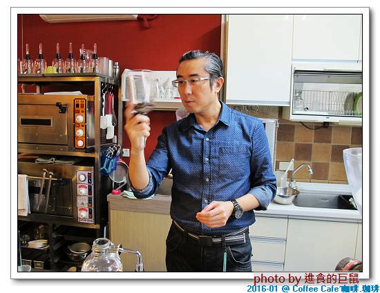 Coffee Cafe' 咖啡珈琲：(台南。中西區美食) Coffee Cafe' 咖啡珈琲 /  咖啡。甜點。正餐。陪你度過一個慵懶靜謐的個人時光!  / 抹茶厚鬆餅，舒芙蕾的綿密濕軟口感，絕不能錯過喔!