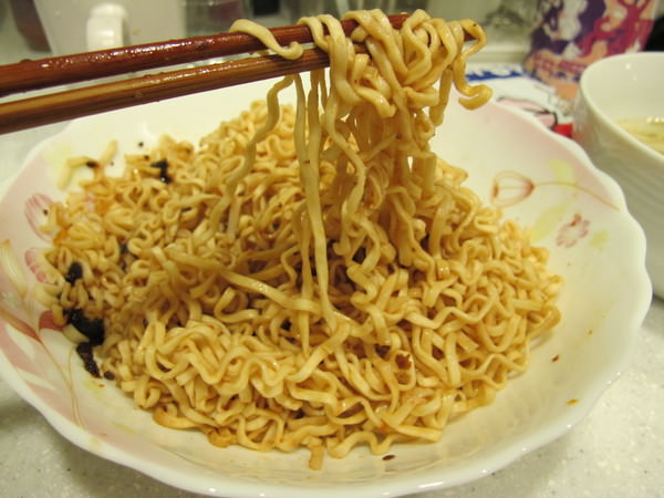 維力炸醬麵：宅宅的消夜- XL維力炸醬麵