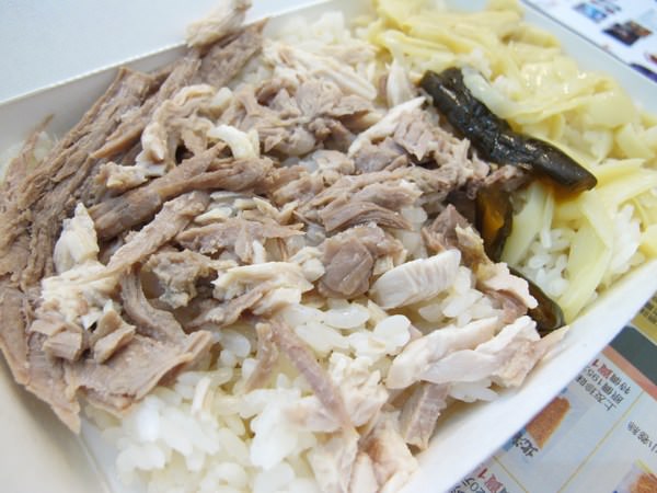肉伯火雞肉飯：（台南。中西區美食）『肉伯火雞肉飯』三十多年老店。記憶飄香＿火雞肉飯。