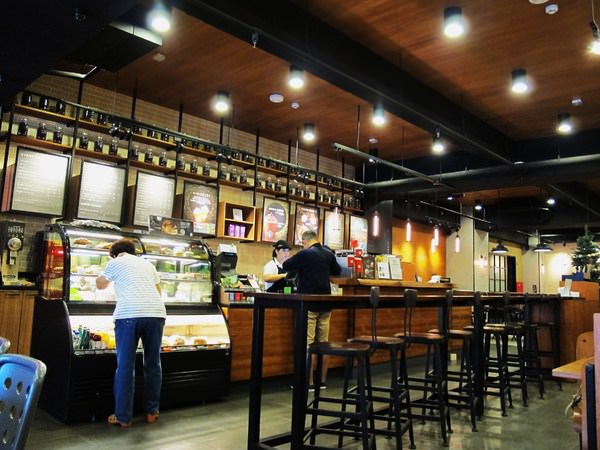 Starbucks星巴克典藏門市-台南西門：（台南。中西區咖啡店）『Starbucks星巴克典藏門市-台南西門店』典雅溫暖的輕鬆天地。放空放鬆的好地方。