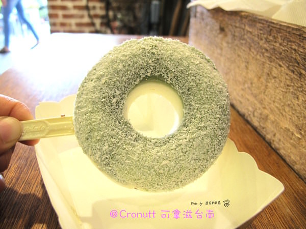 Cronutt 可拿滋(台南府前店)：（台南。中西區美食）『Cronutt 可拿滋』台南火紅造型甜甜圈。酥鬆可頌甜甜圈，外酥內軟，美味甜蜜。每日限定卡通造型，熱情販賣中！ 神奇寶貝球～我來了！