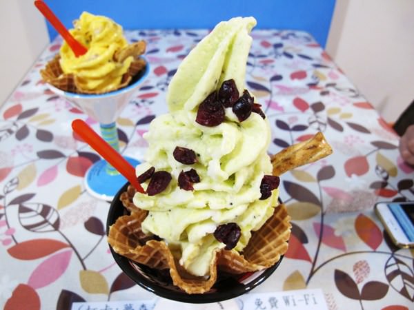 夢森林鮮果冰淇淋：(台南。東區美食)『夢森林鮮果冰淇淋』大東夜市旁的創意水果冰。純粹水果。新鮮製成。