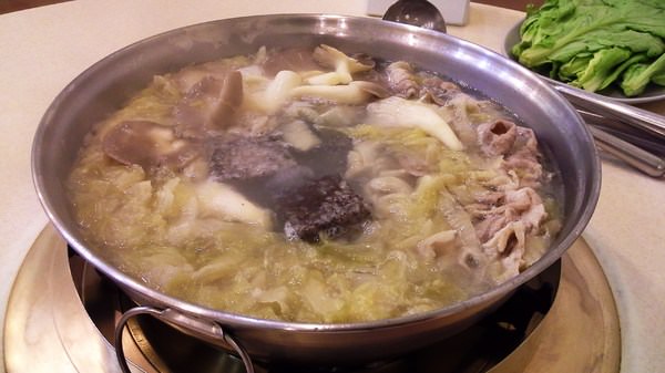 東北酸菜白肉鍋：『東北酸菜白肉鍋』酸度適中的臺南好滋味